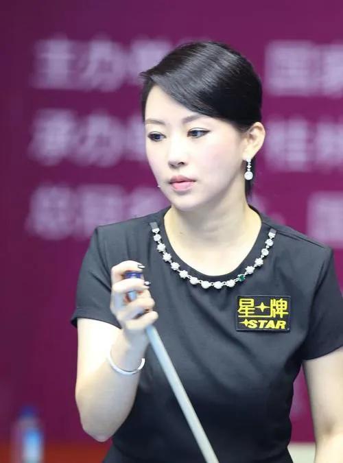 潘晓婷依旧美艳迷人,潘晓婷低调去台球厅
