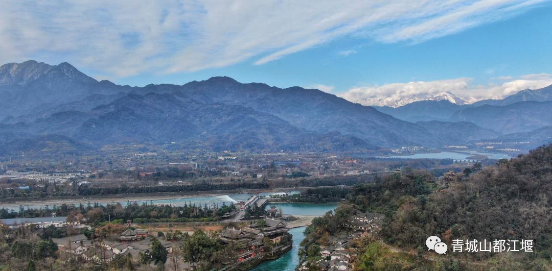 晴空雪山,雨过天晴的都江堰又见雪山