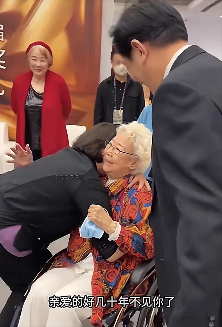 唐国强夫妇现身华表奖,唐国强携妻子壮丽现身