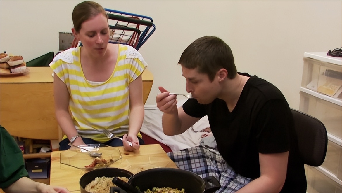 12年前哈佛毕业生为买房,厕纸反复用,棉袜穿成*袜丝**,买了几套房？