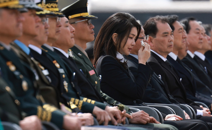 韩第一夫人当众哭泣引热议！擦眼泪鼻涕不顾形象？仙女落泪也超美