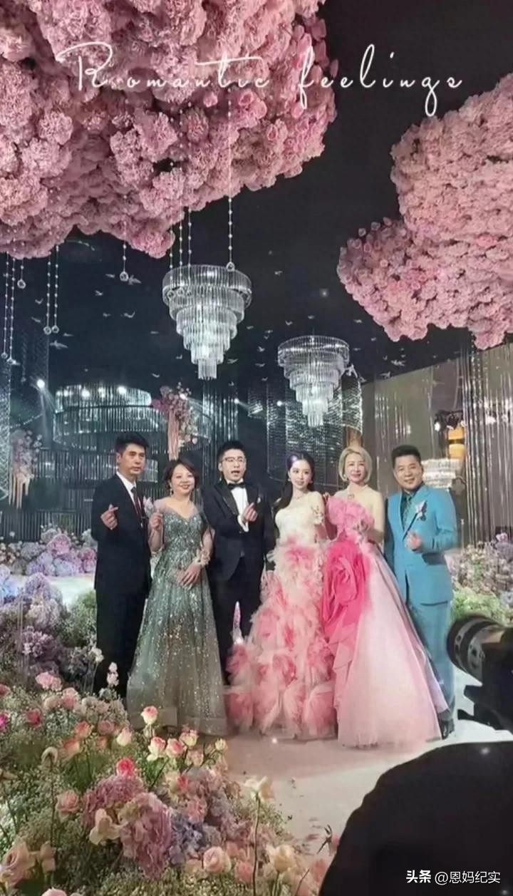 伊尔康二儿子订婚现场:新娘肚子胀得像怀孕了,婆婆盖过新娘