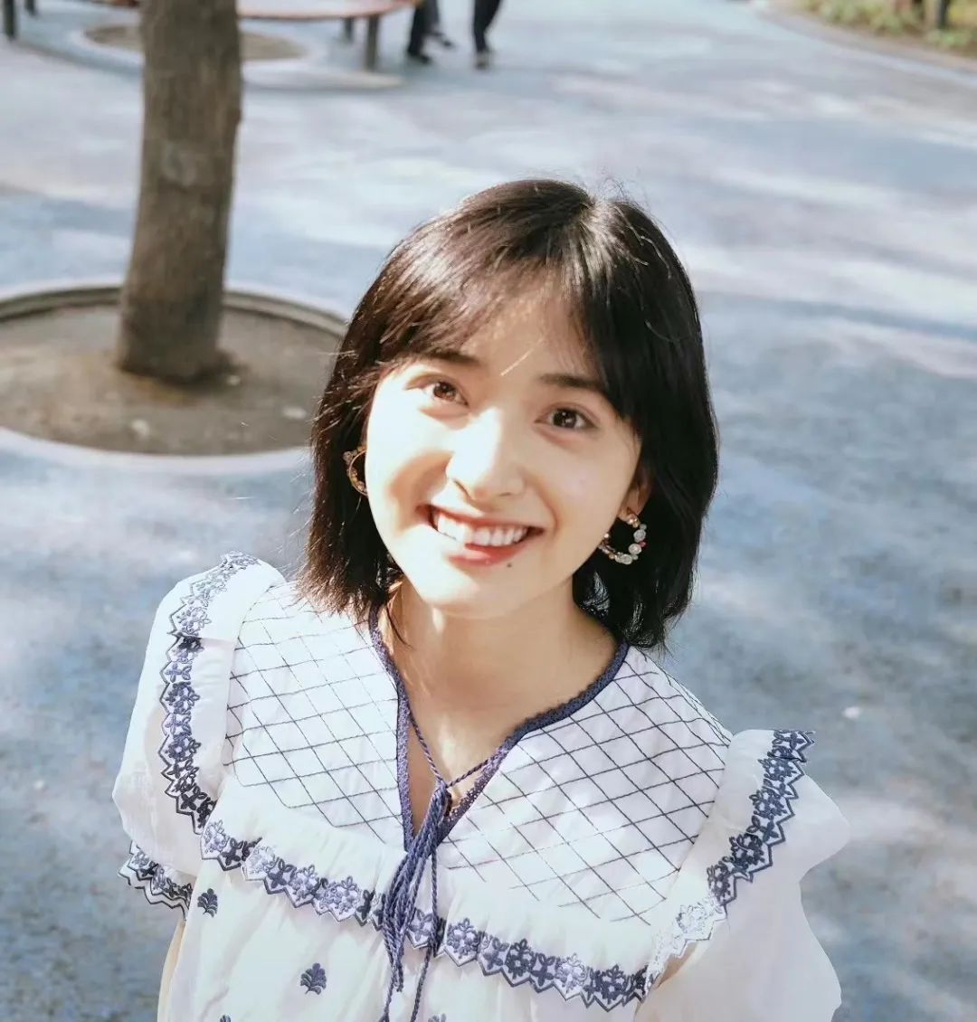 穿白t配什么发型好看,选对发型怎么穿都美炸天