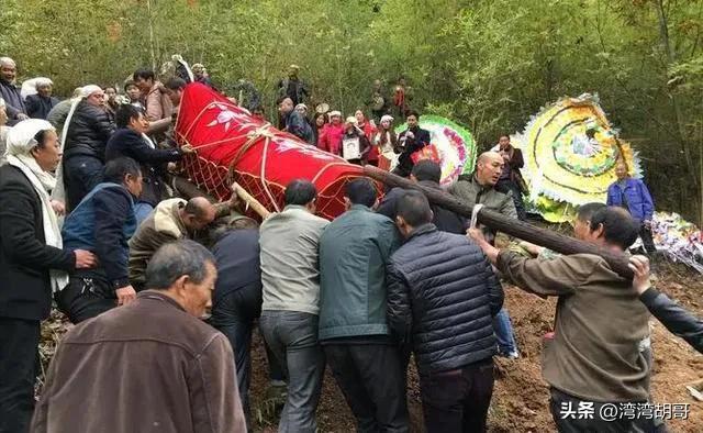 土葬火葬争论现场,中央关于农村土葬火葬改革问题