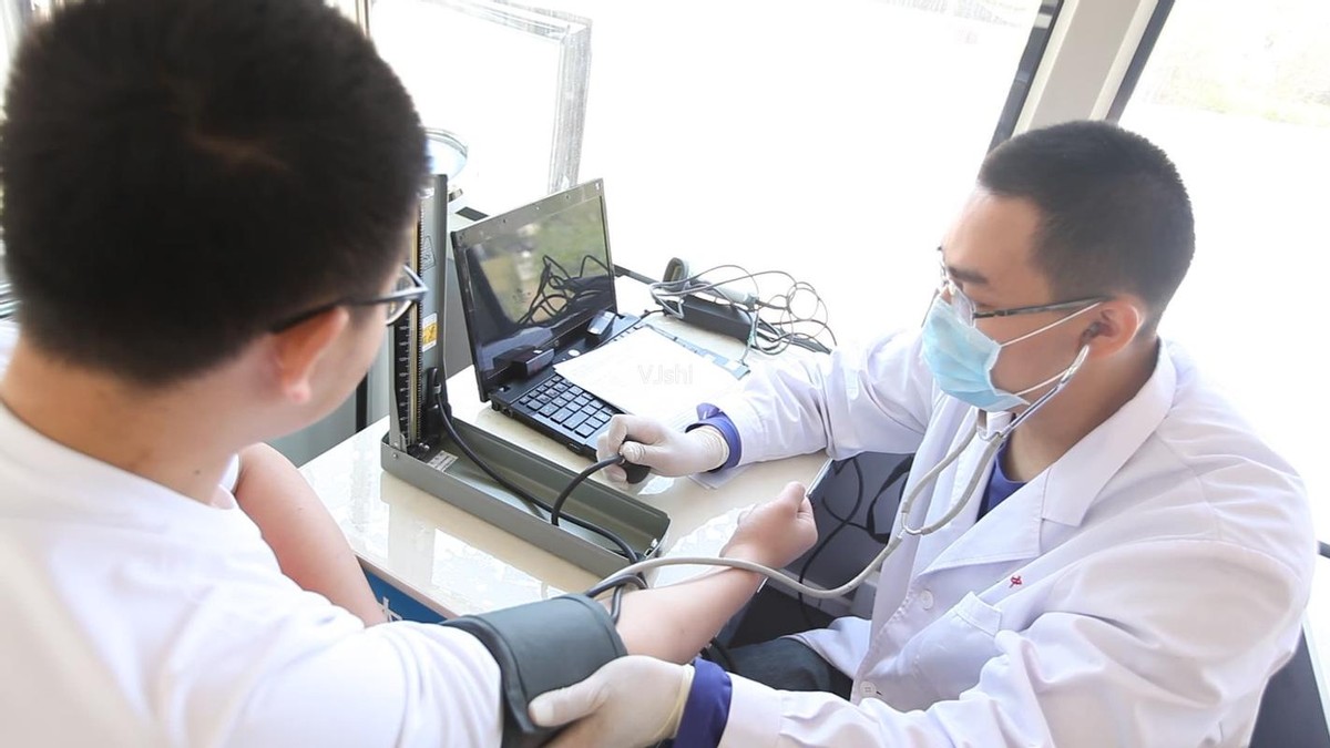 如何正确使用电子血压计,乐普手臂式电子血压计的使用方法