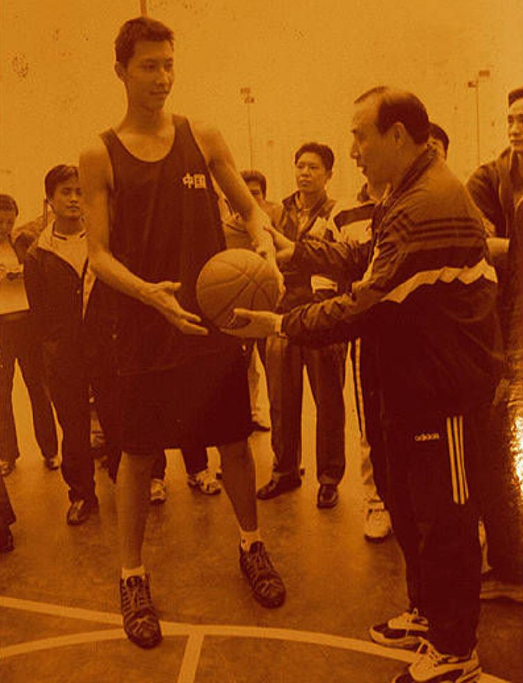 易建联娶了多少老婆,易建联结婚生子了吗