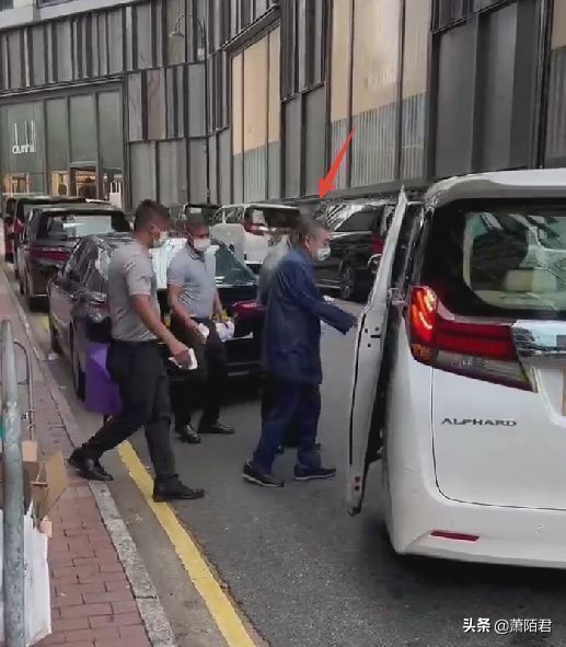 铜锣湾偶遇香港大佬刘銮雄,刘銮雄出门带几个保镖