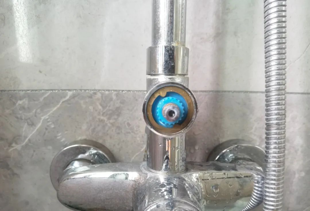 花洒分水阀更换新的还漏水,花洒漏水维修分水器