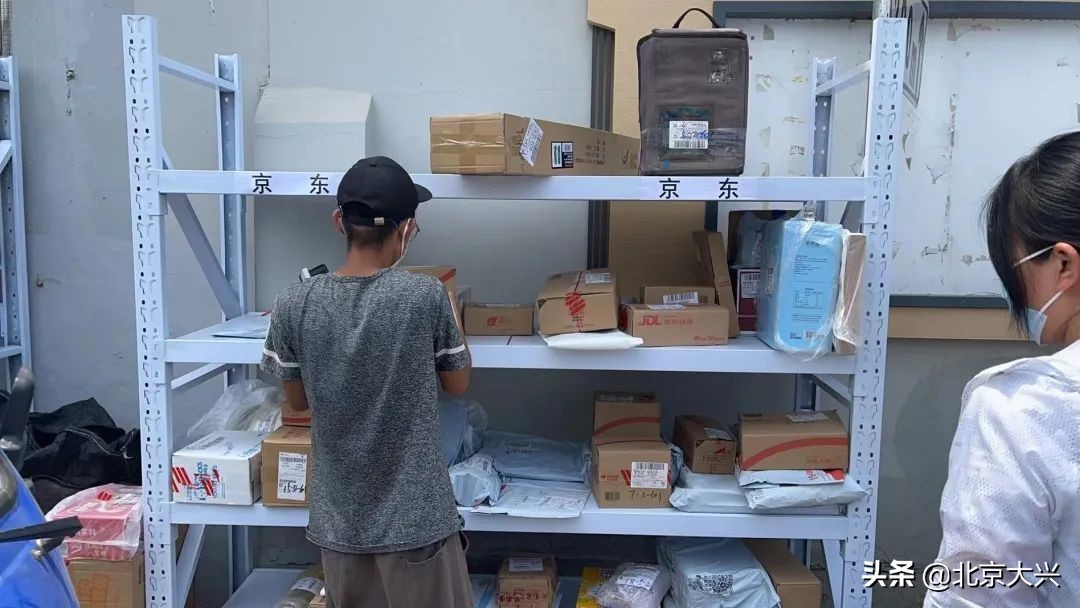 旧宫镇架起“安全亭”护航快递外卖配送最后“100米”