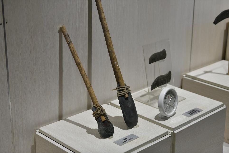 中国最古老的石磨盘,行走河南读懂中国甲骨文