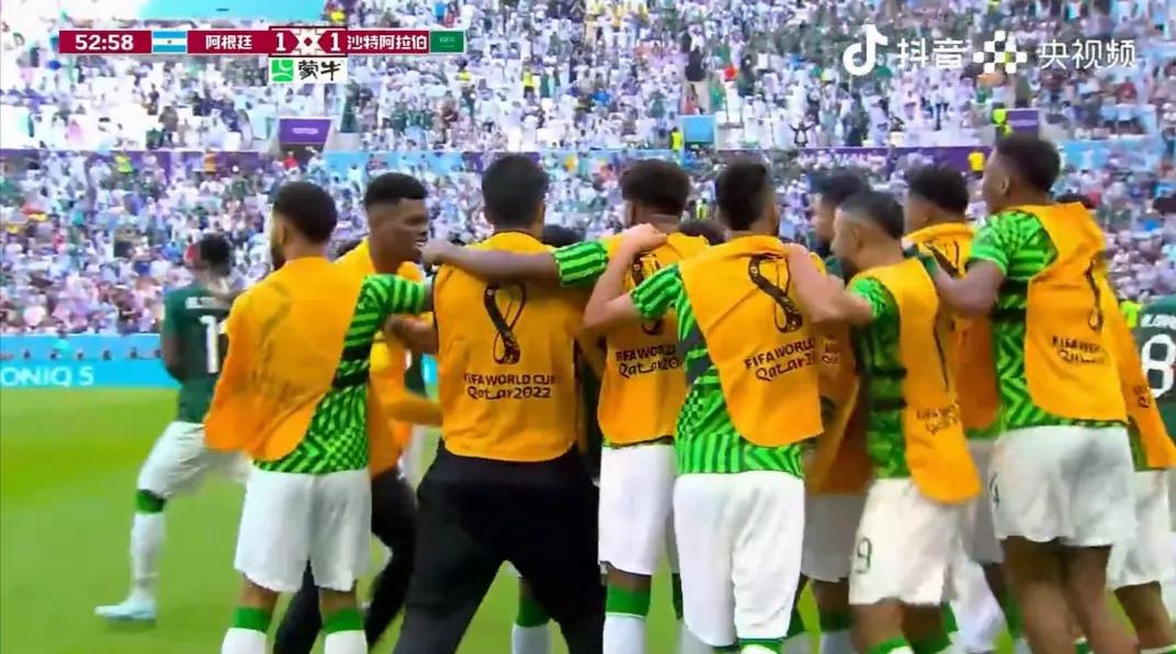 外国人搞足球,玩的同时就把钱挣了,还让足球成为了一种文化