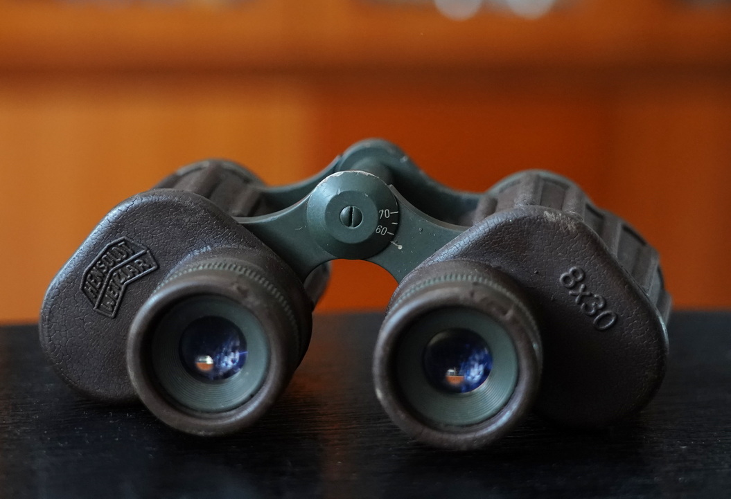 一树梨花压海棠：是*用军**望远镜好？还是名牌望远镜好？