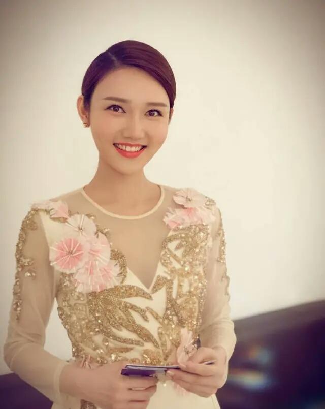 春晚主持人董卿周涛朱迅李思思,春晚主持人董卿朱迅周涛