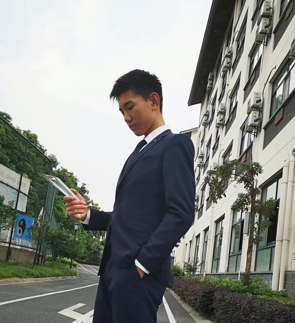 广州单亲爸爸花高价培养儿子，拒绝再婚，19岁儿子留学后却自杀了