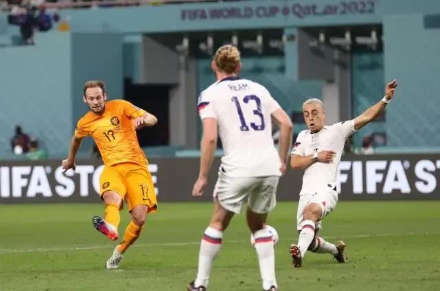 足球场上显英姿,足球场上惊鸿一瞥