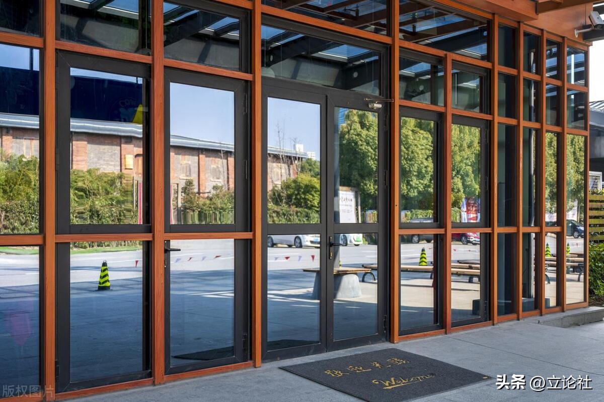 不要纠结雨中学校这道门开不开，大门后边有“乾坤”