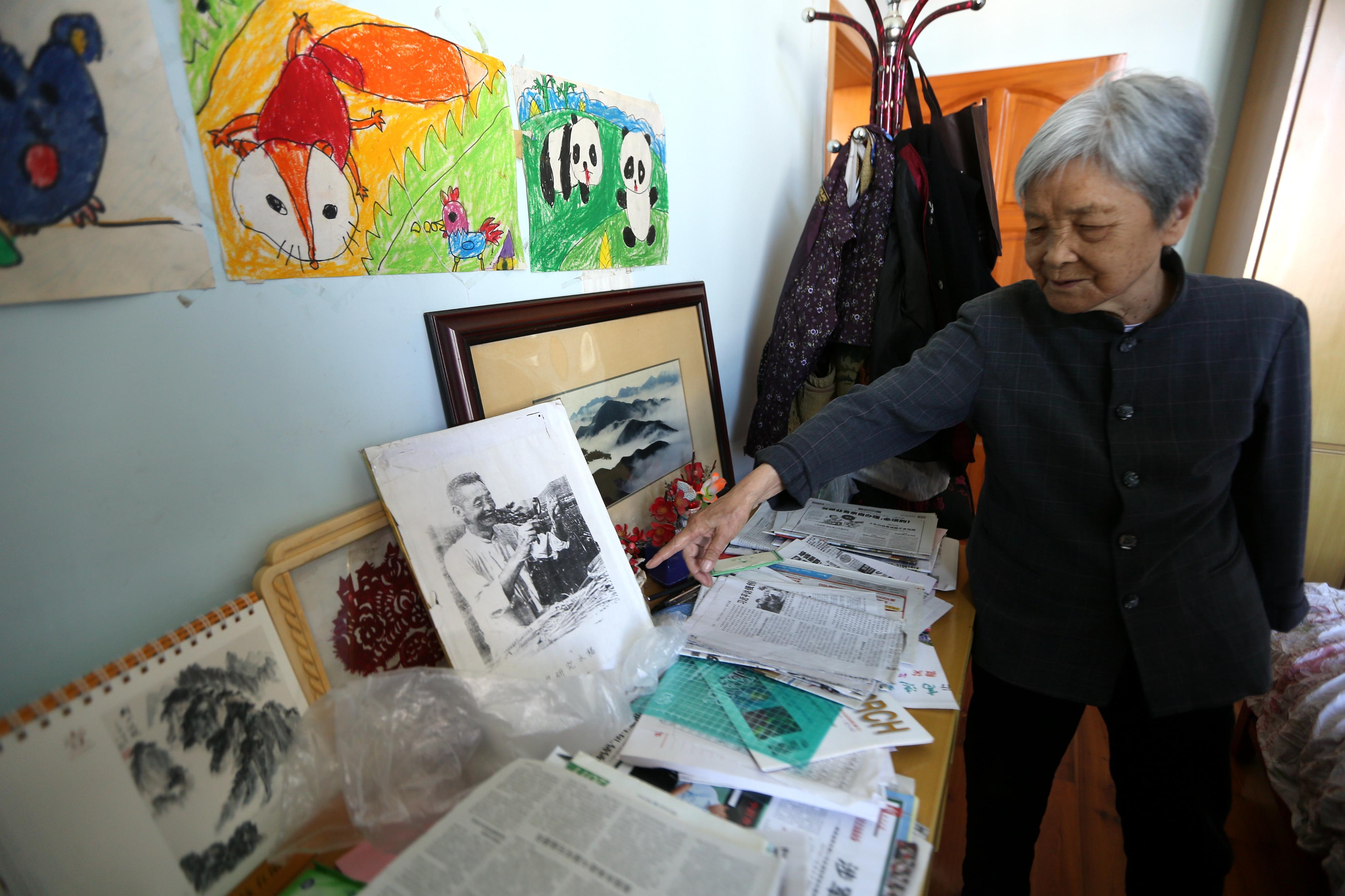 50岁老阿姨在家拍照,70后老阿姨拍照片