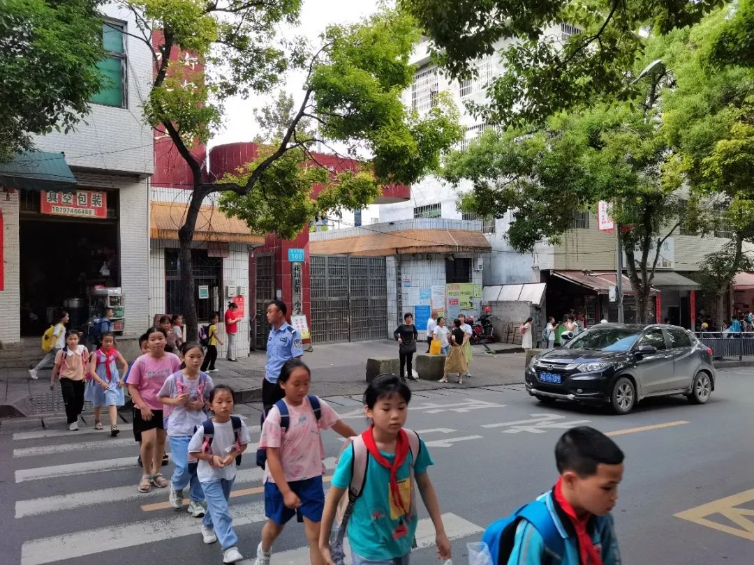 兰州公安全力开启护学模式,民警开启护学模式