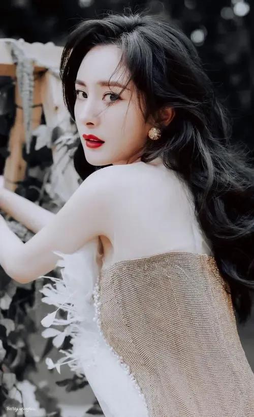 花钱如流水的五位女明星,杨幂慷慨且大方