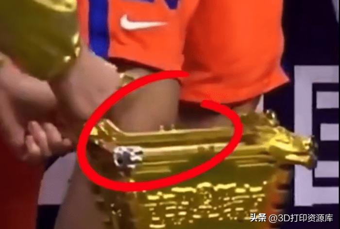 足协杯冠军奖杯被掰坏谁弄坏的,足协杯冠军奖杯被掰断一个角后续