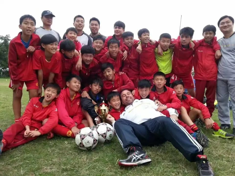 足球少年一路前行,足球少年逆风而行