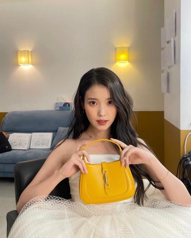 IU在今天度过29岁生日,她将在今晚现身出席Gucci2024早春时装秀