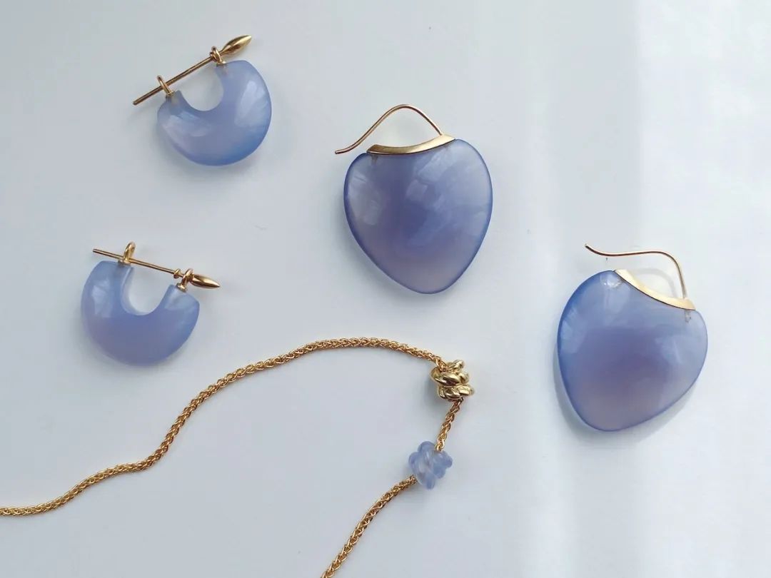 王冠要怎么戴才不会压塌头发,王冠头饰戴法