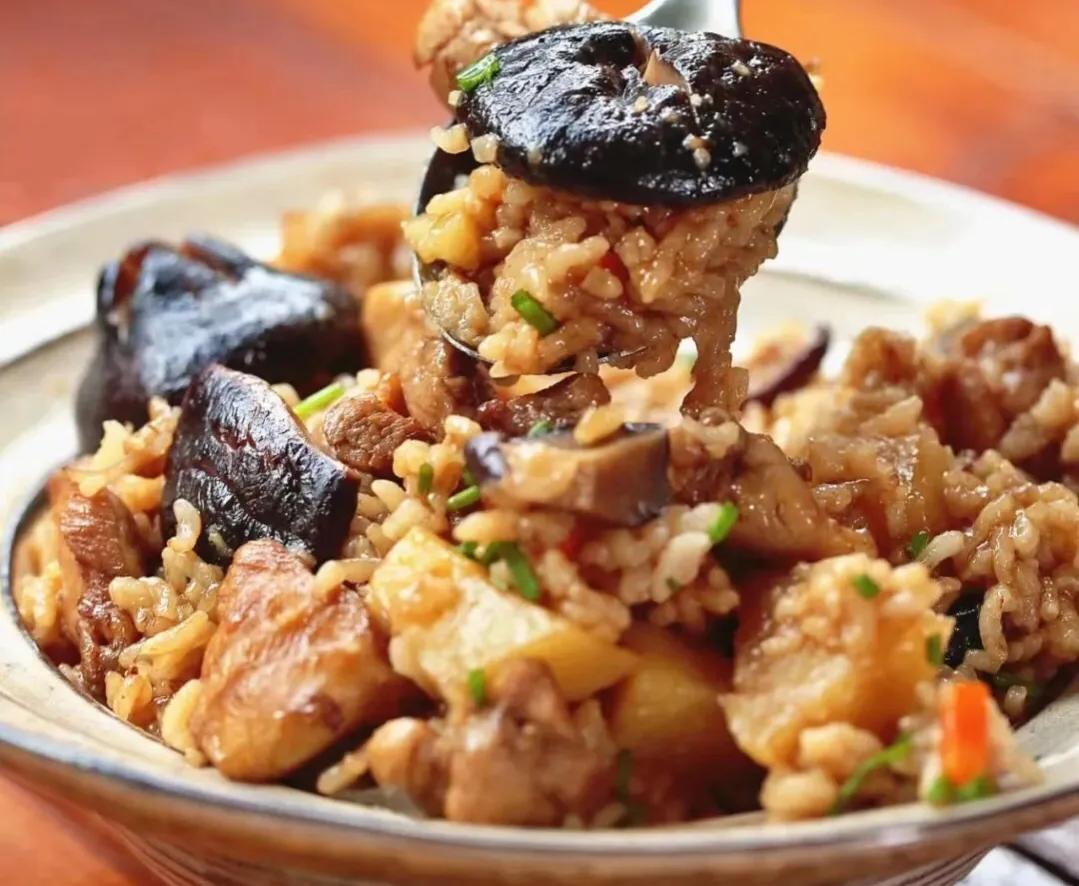 香菇鸡腿焖饭大米需要提前泡吗,香菇鸡腿焖饭酱汁调配