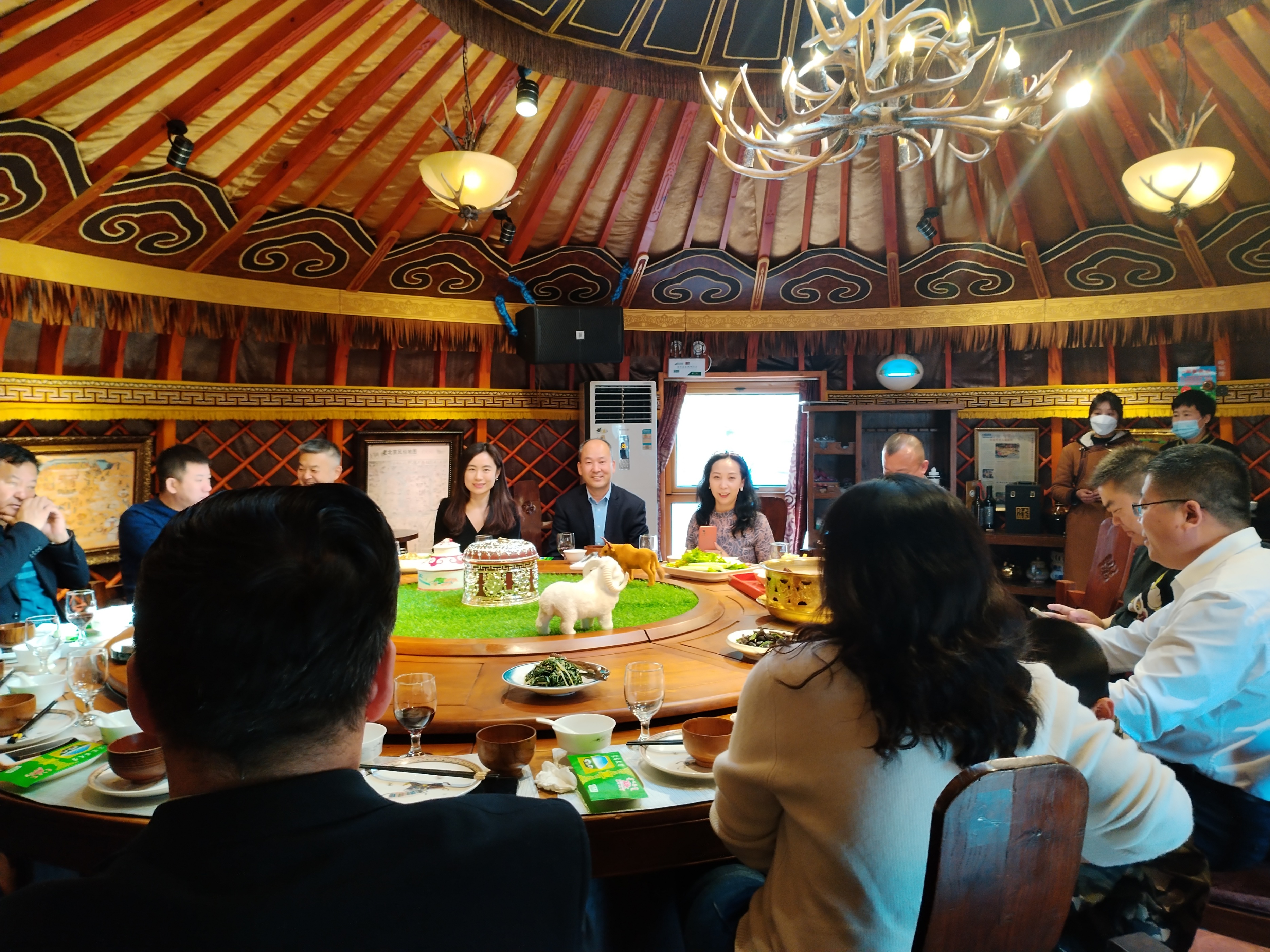 湖南省内蒙古商会副会长李芳一行到北京蒙古大营考察