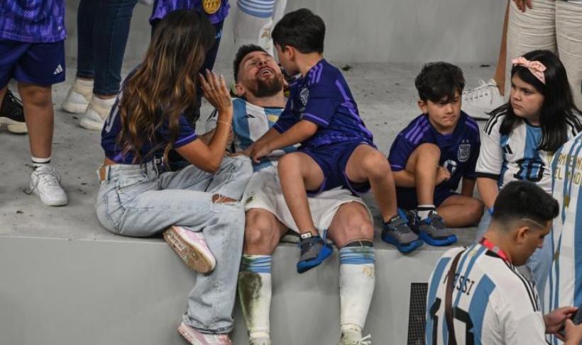 梅西夺冠后全家福,梅西夺冠后和爱妻亲吻视频