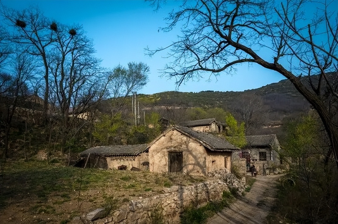 女大学生抱怨父母偷喝矿泉水,女大学生买了一箱矿泉水