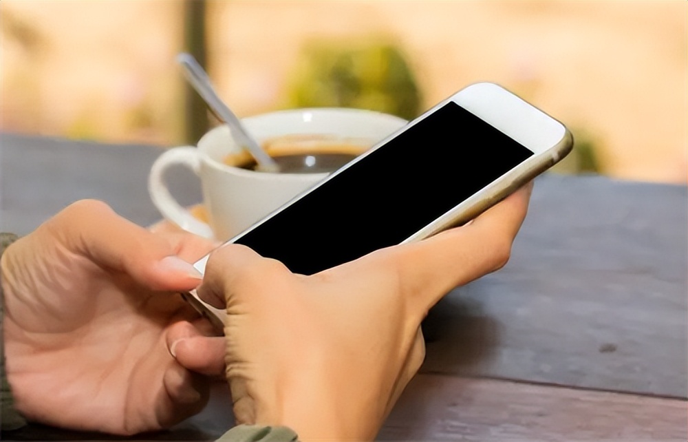 男子手机卡套餐无故变更，机主向通信公司索赔1万，菏泽法院判了