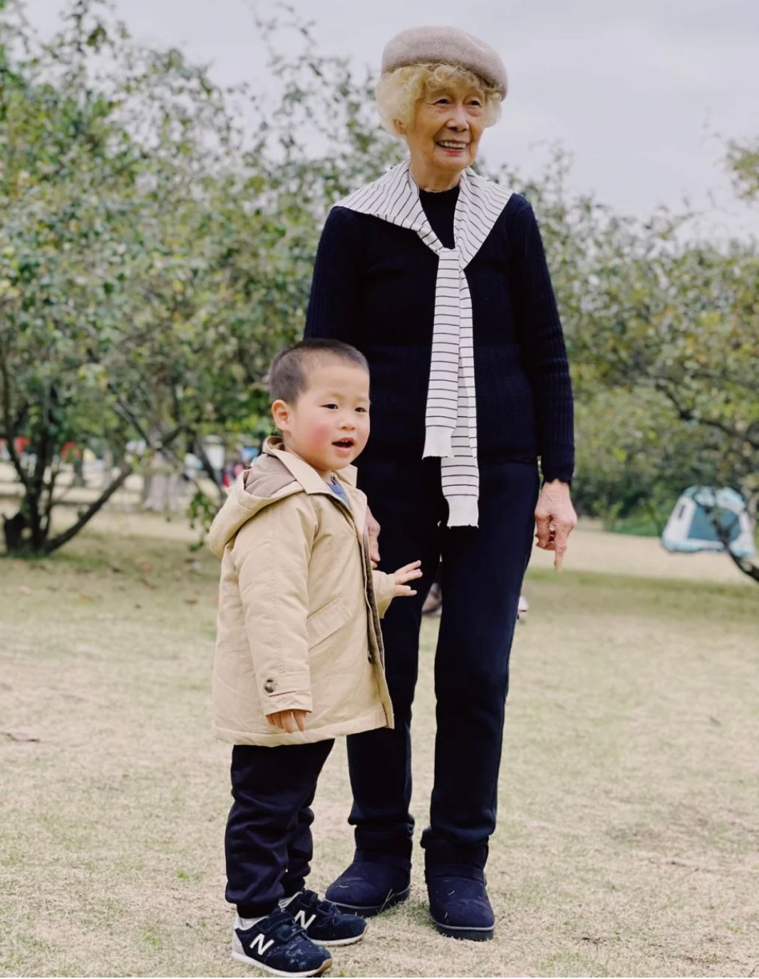 60岁白发女人弄什么发型,六十岁女人有白发又不想染怎么办