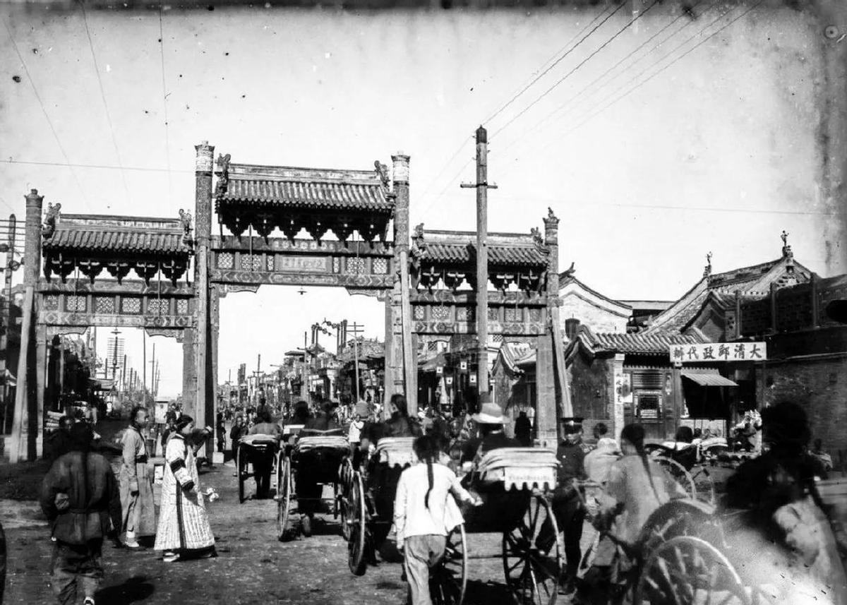 高清老照片：旗人格格大腿岔开豪放洗衣，地主三妻四妾不输女明星