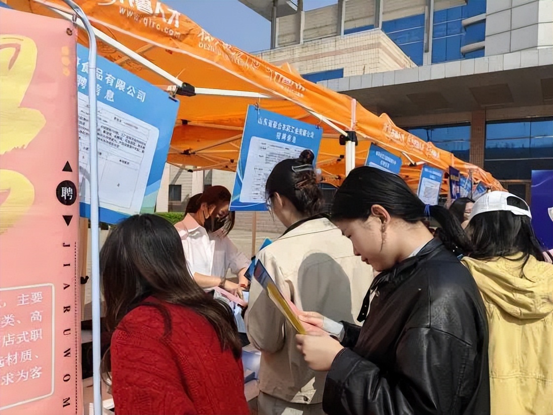 10场“高校行”活动达成初步就业意向1430余人*安泰**岱岳区实现企业与青年人才的“双向奔赴”