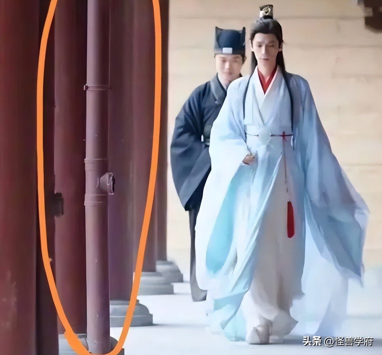 输血管跟电线杆都还能忍，但那个玩手机的，真拿观众当傻子不成？