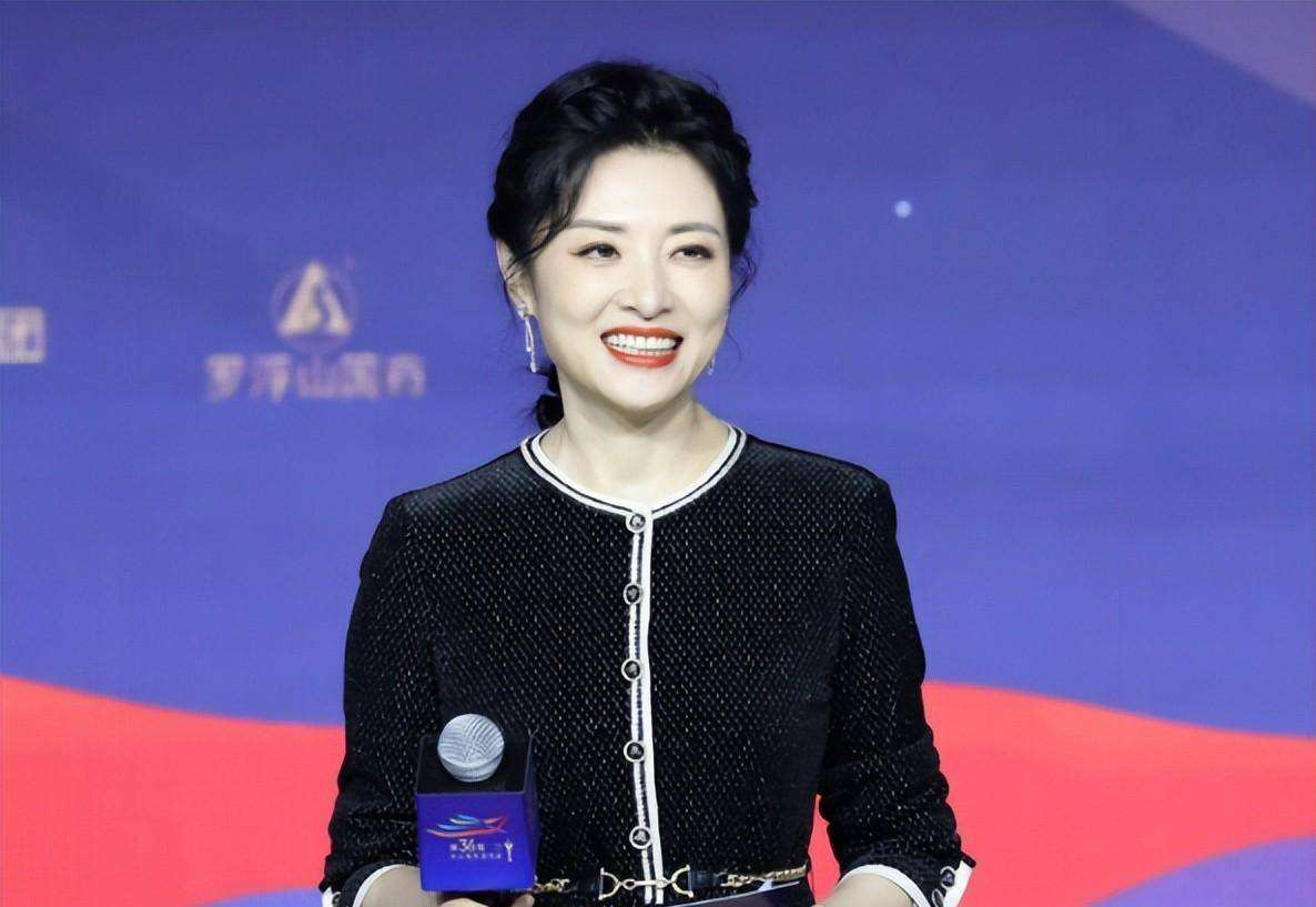 年轻时漂亮40岁却显老的女明星,40岁方脸女星