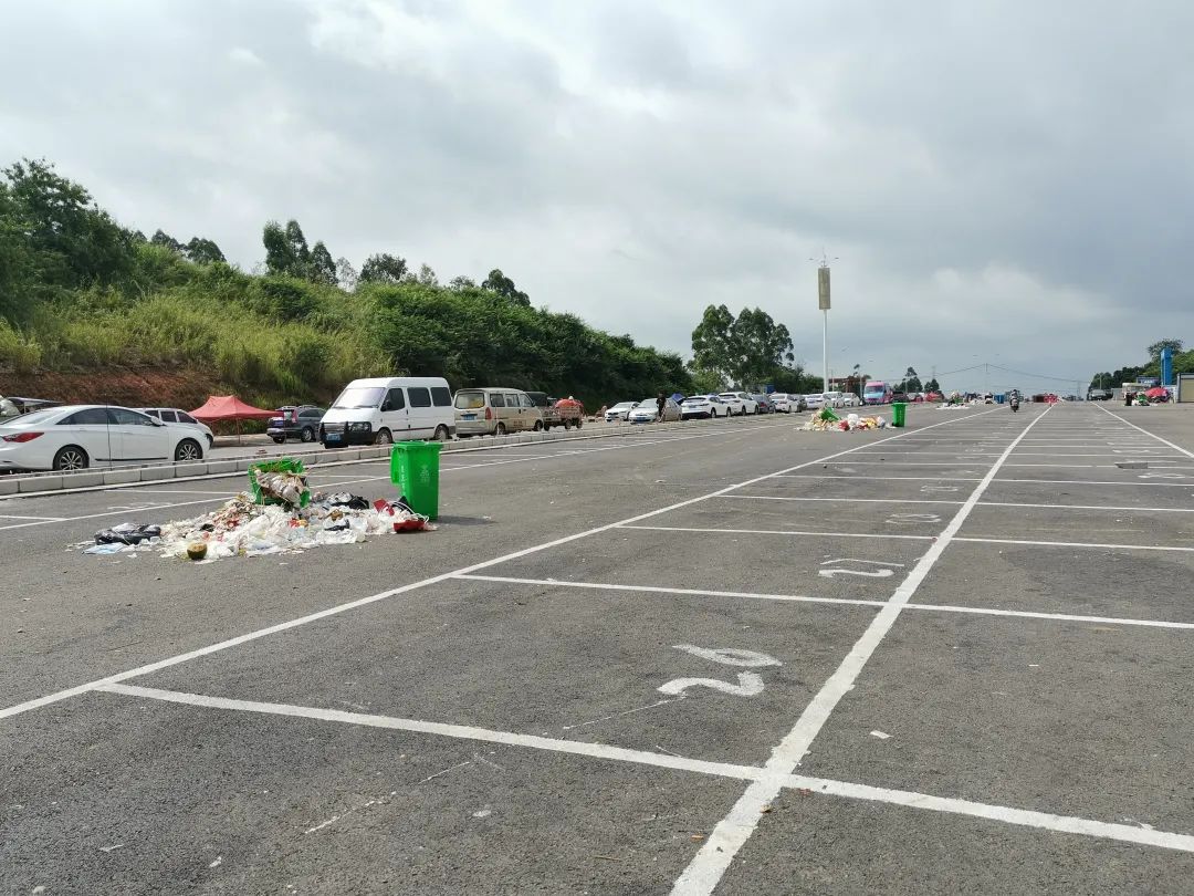 南宁网红夜市喧嚣背后：一天清理两大车垃圾，摊主清早赶来“占位”