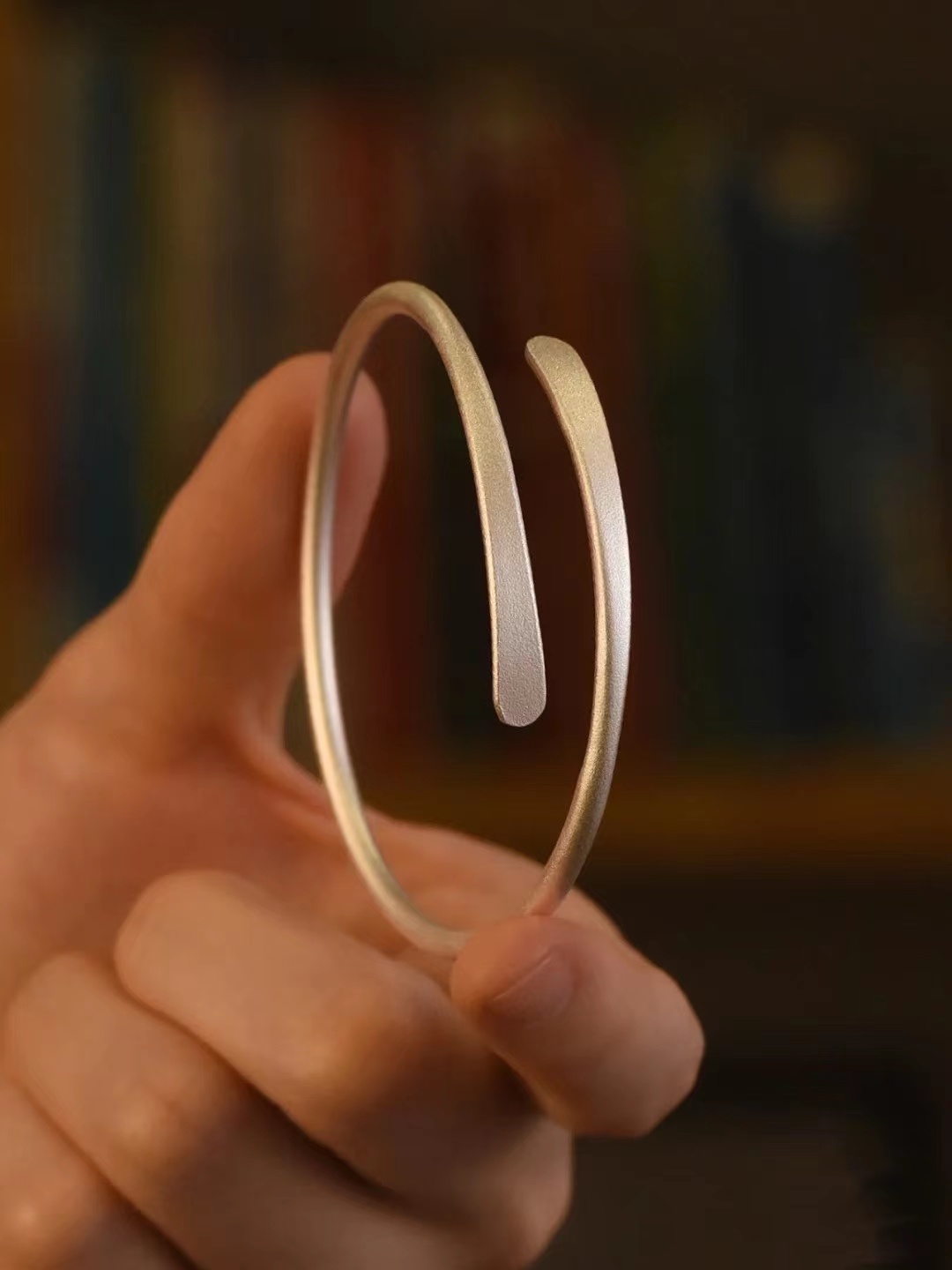 银手镯为什么戴多了俗气,银手镯特别便宜怎么办