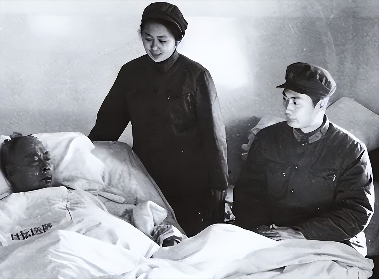 1962年陈毅返乡探母，发现母亲正在藏什么东西，看清后，泪如雨下