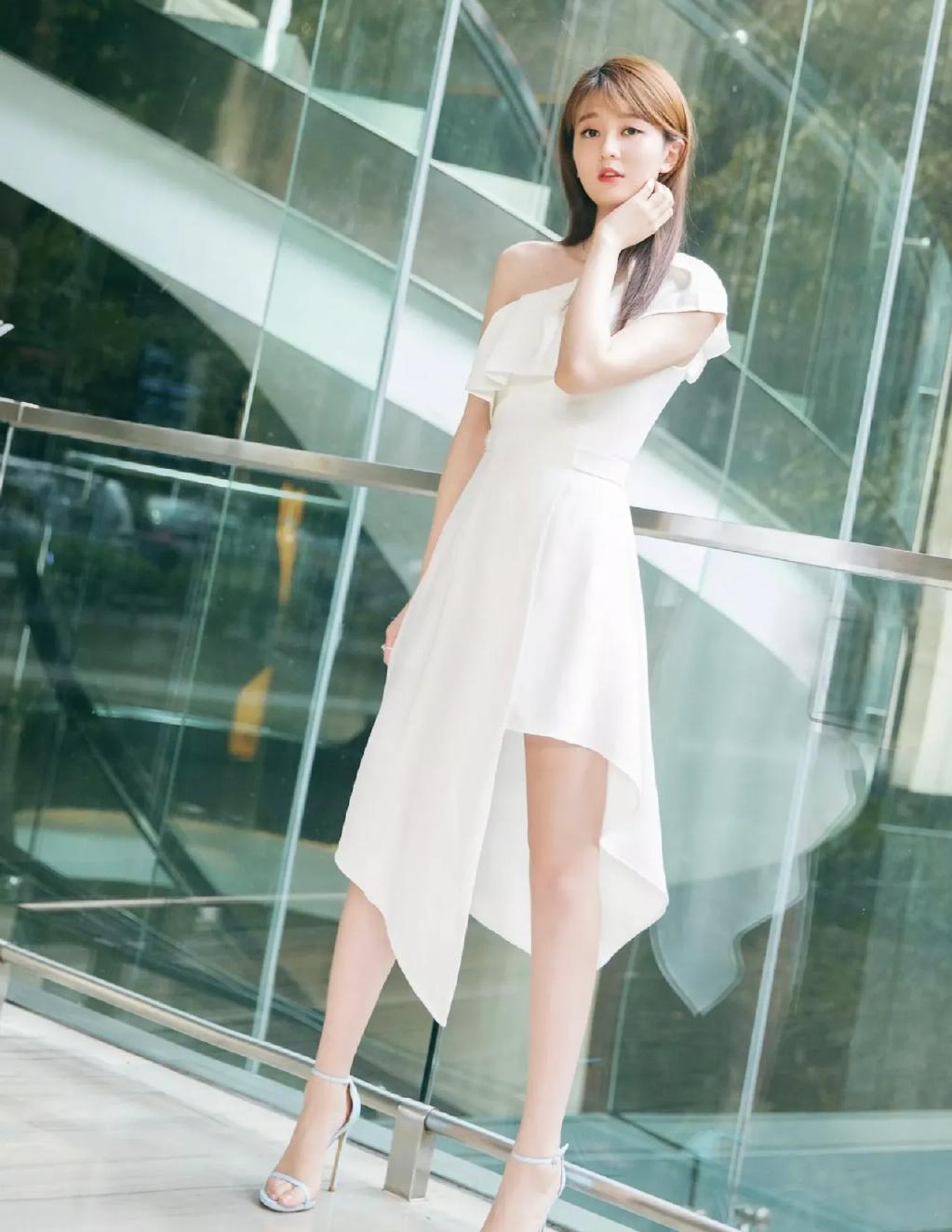 乔欣花花万物高跟鞋,乔欣碎花长裙