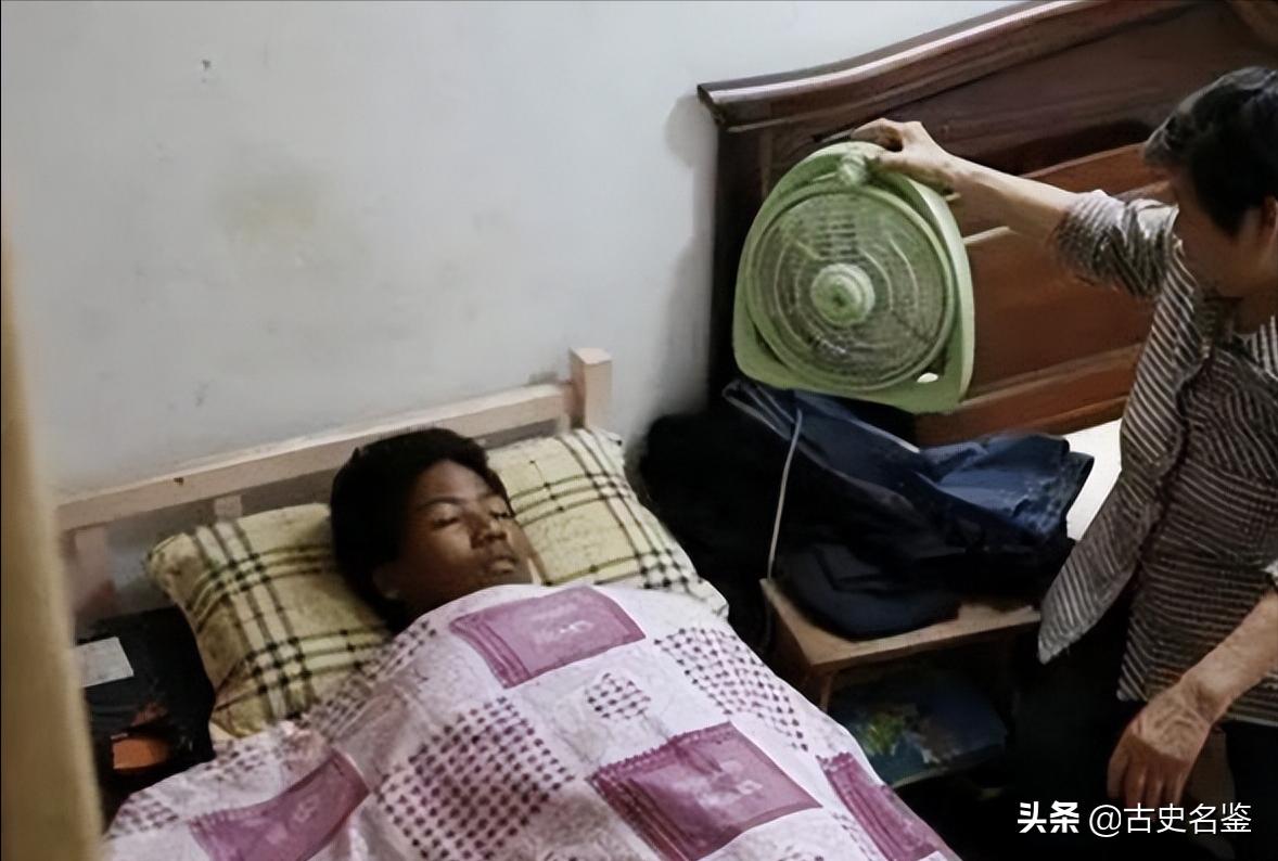 2000年上海阿婆收养黑人弃婴，被子女挥霍250万后，黑人不离不弃