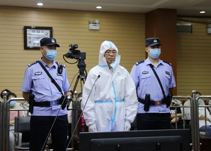 辱骂国土局局长“滚出去”，全家敛财超2000万，张令平的贪超想象