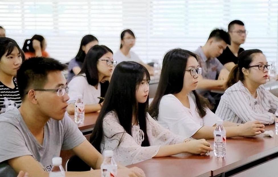 什么专业适合女生就业前景好,适合女生就业前景好的10大专业