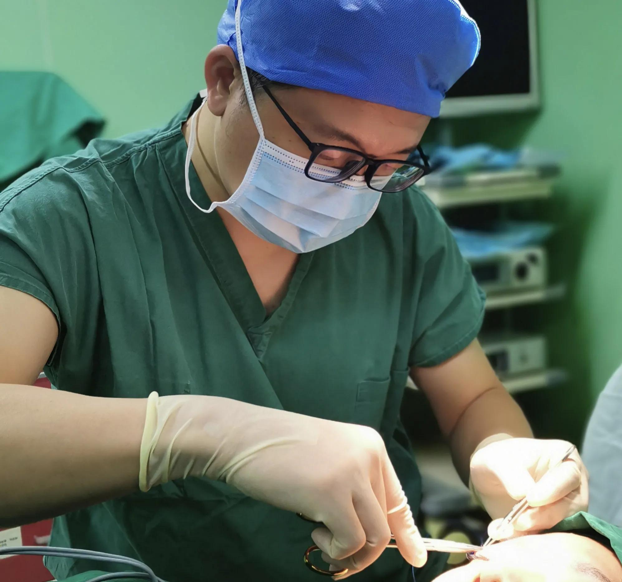 北京做眼袋手术大概需要多少钱,到正规大医院做眼袋手术有风险吗