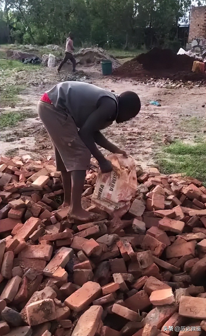 2016年，非洲男孩向白人美女讨水喝走红网络，男孩后来怎么样了？