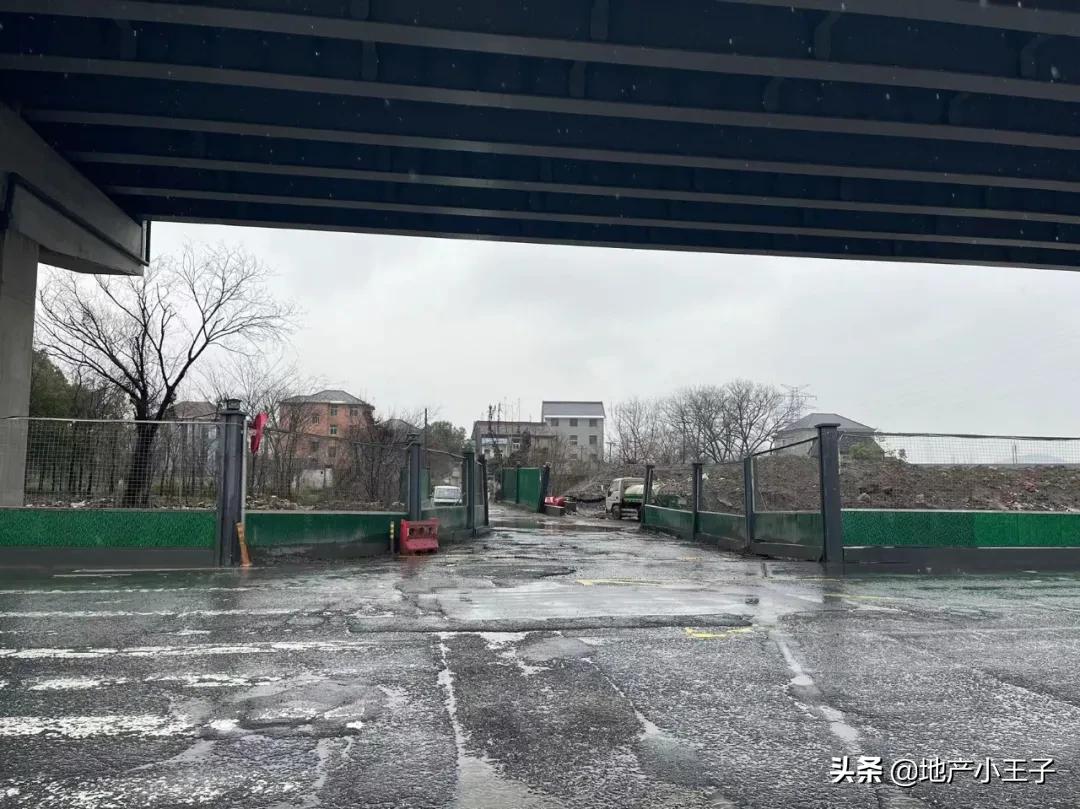 杭州37户业主众筹20万翻新楼房,杭州业主众筹修地铁小区房价