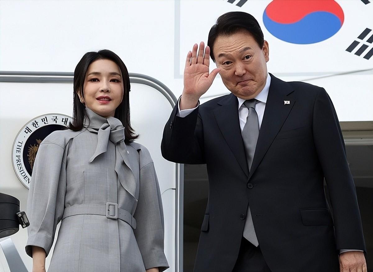 韩国第一夫人用美貌为老公撑门面！穿收腰西装出访加拿大，超拉风