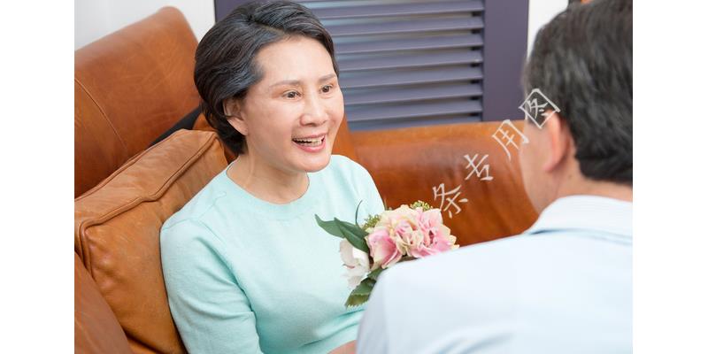 我坐月子,母亲说摔伤腿不能来,出月子后去娘家,见到母亲我愣住