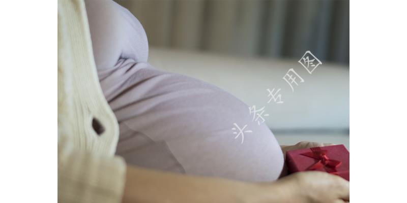 “孙女，我手术费欠30万，你咋买新车？”“大娘，你哪有孙女？”